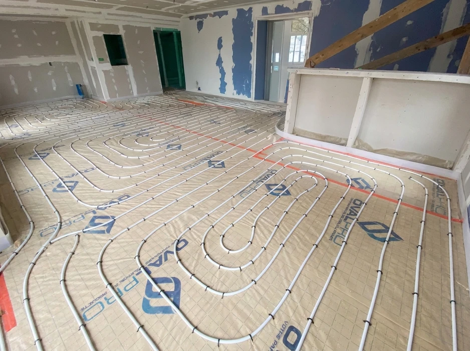 Chantier intérieur en cours, pièce avec cloisons en plaques de plâtre