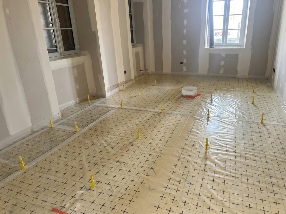 Chantier de construction résidentielle en cours d'aménagement intérieur