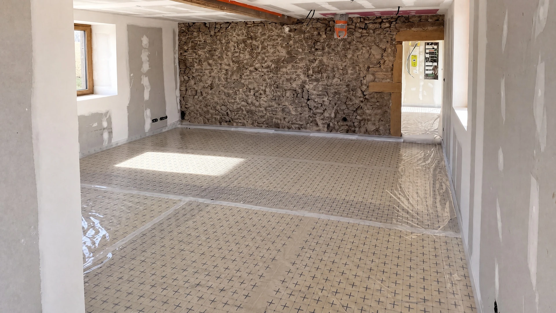 Chantier de construction intérieur avec murs en blocs de béton cellulaire apparents